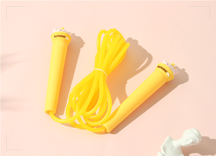 Cute pig sports jump rope