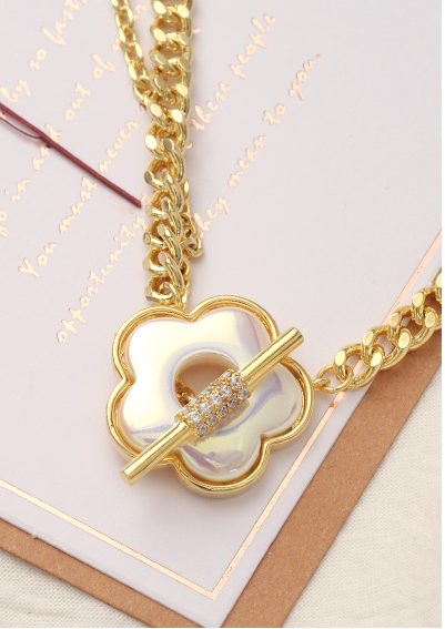 Artificial Shell Flower Necklace