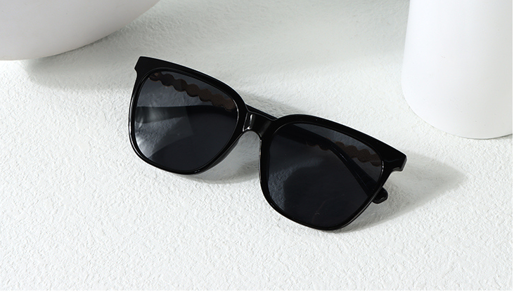 Classic Series Pearl Embellished Women's Sunglasses (Black)