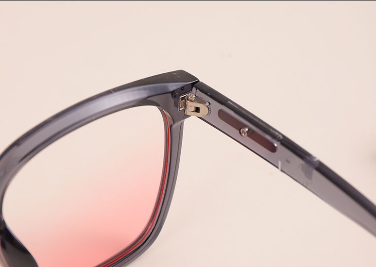 The trend goes with blusher sunglasses