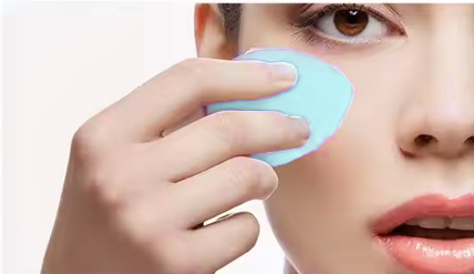 خلاط تجميل على شكل زيتوني مائل مع علبة بيض شفافة (أزرق)