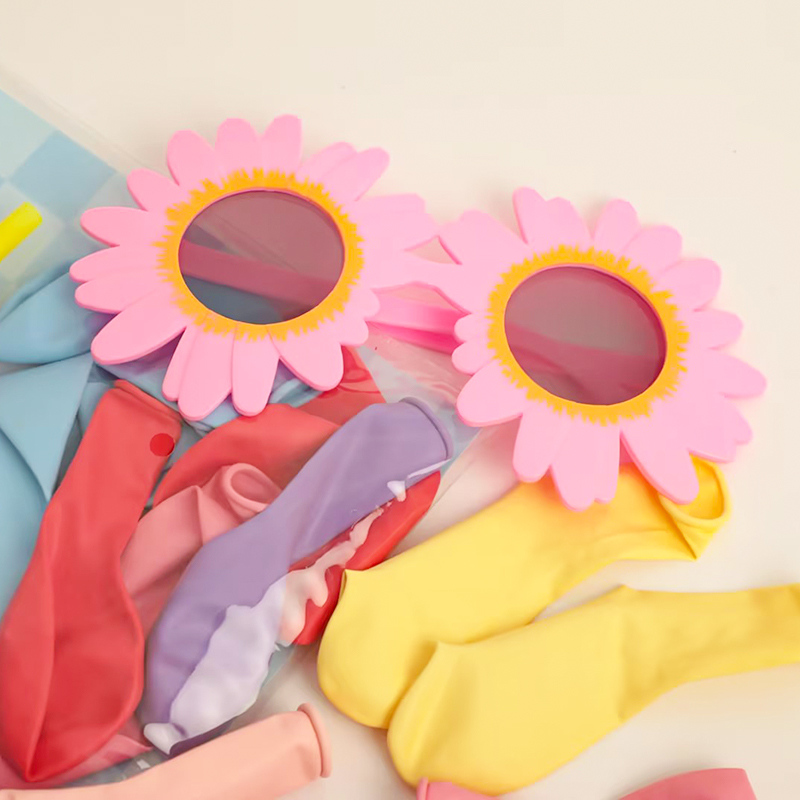 بالون ملون (مع نظارات)