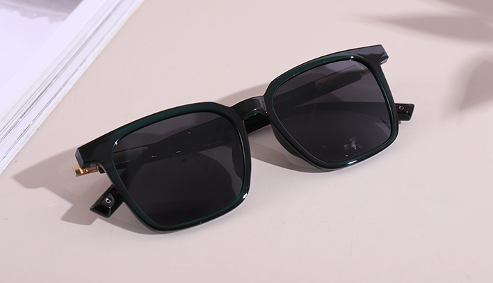 Classic Basic Stylish Polarized Sunglasses(Dark Green)