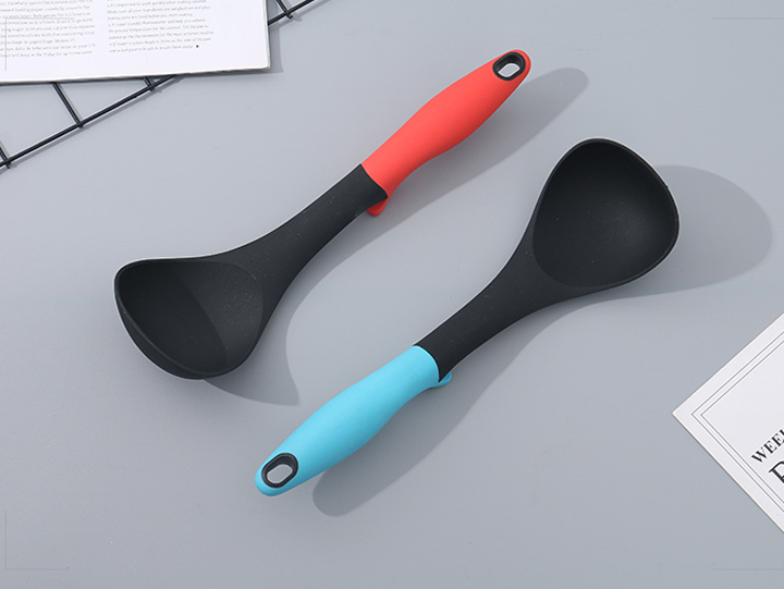 Heat-Resistant Nylon Ladle (Blue/Red)