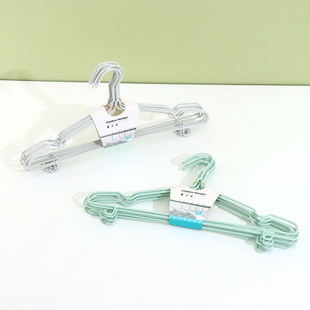 شماعات ملابس مطلية بالبلاستيك مع خطافات وقضبان مانعة للانزلاق (8 عبوات)