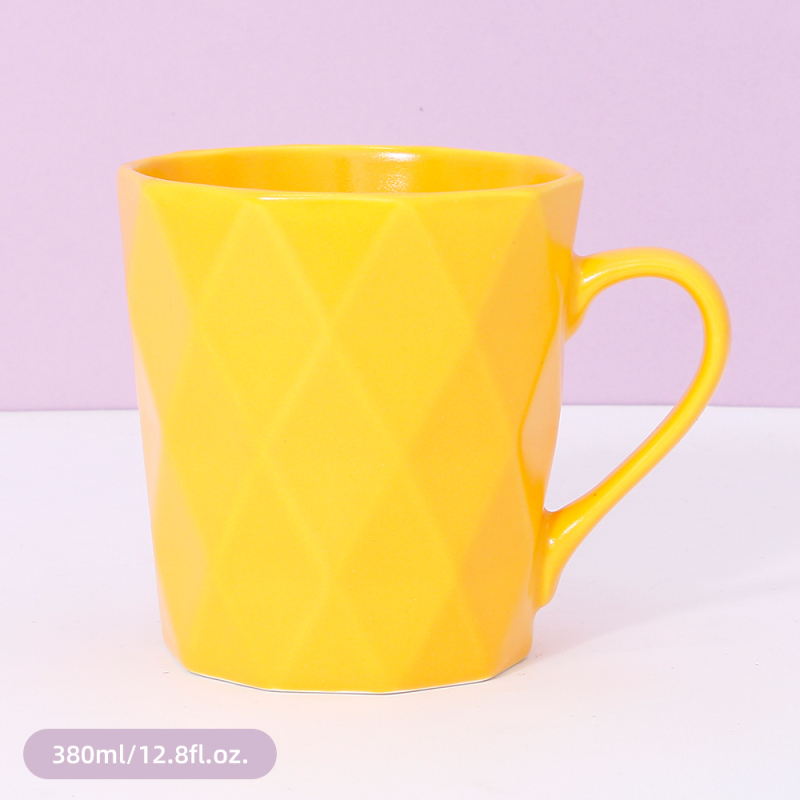 380 مل12.8 أونصة سائلة. كوب سيراميك أساسي بنمط ماسي بلون سادة (أصفر)