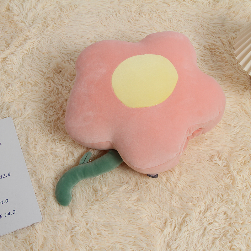 أيدي دافئة مع الزهور